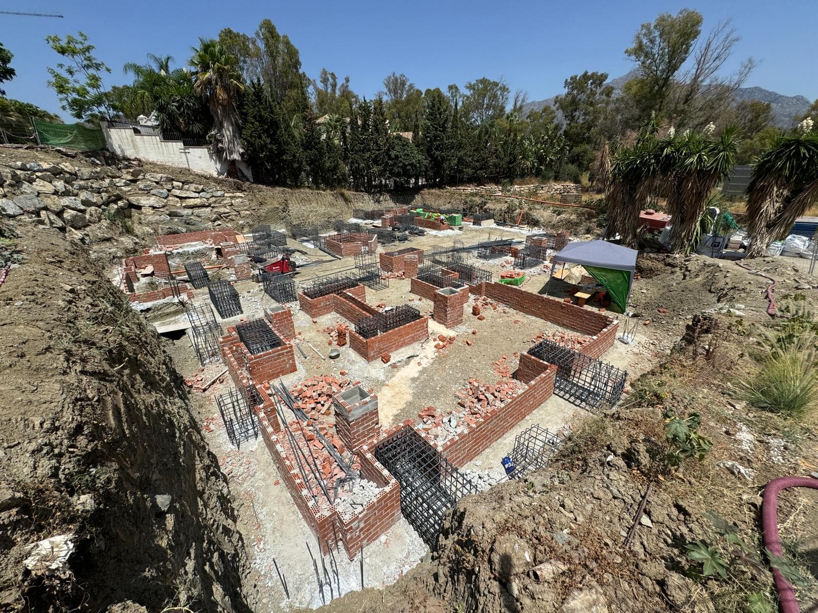 Excavación y movimiento de tierras en obra activa de la Costa del Sol